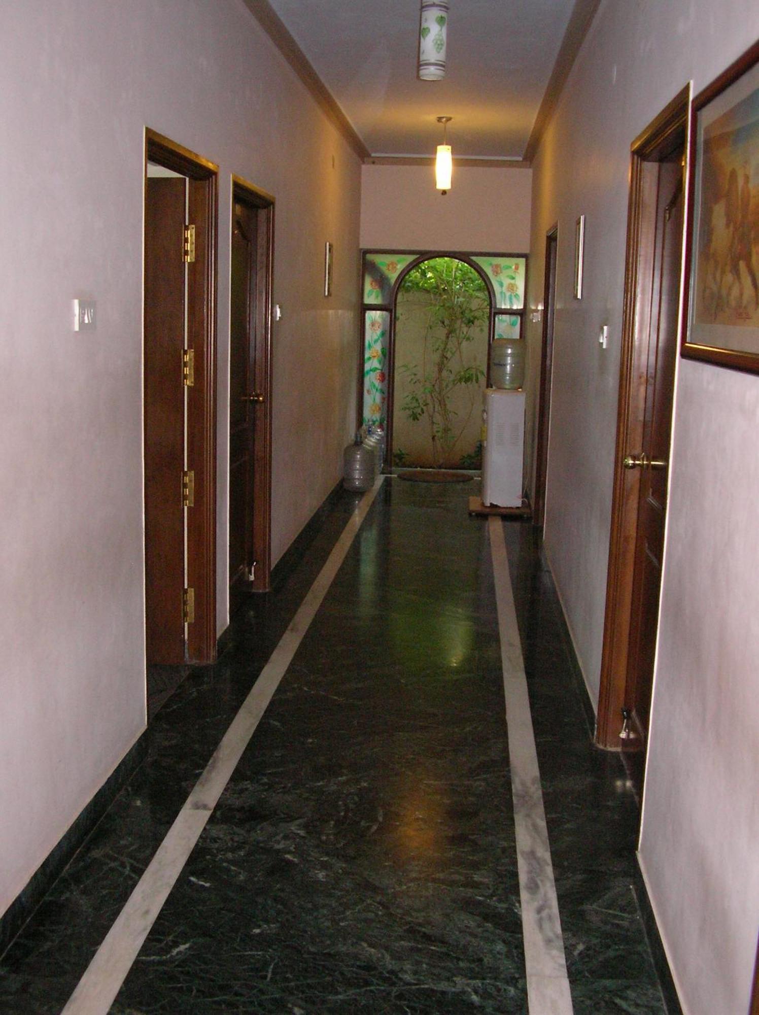 Lloyds Serviced Apartments,Krishna Street,T Nagar Chennai Ruang foto